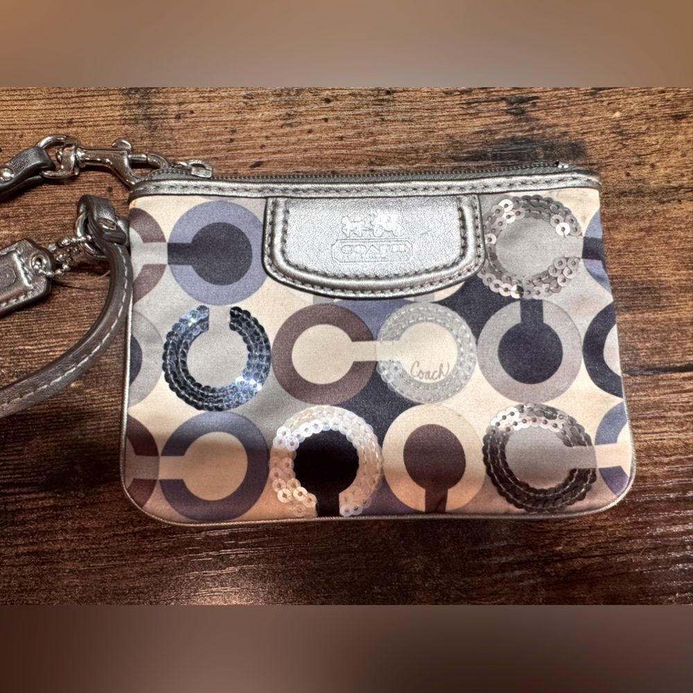 Coach‎ gray logo  wristlet OS